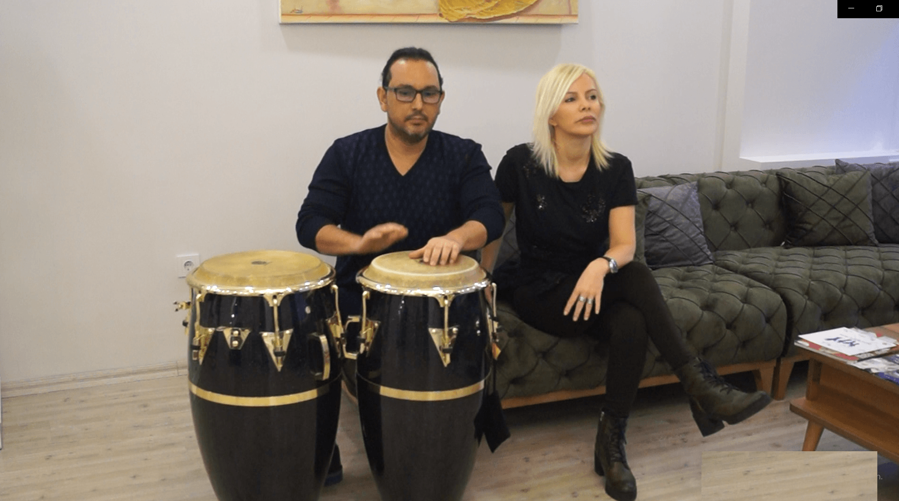 Hastalarını müzikle tedavi ediyor