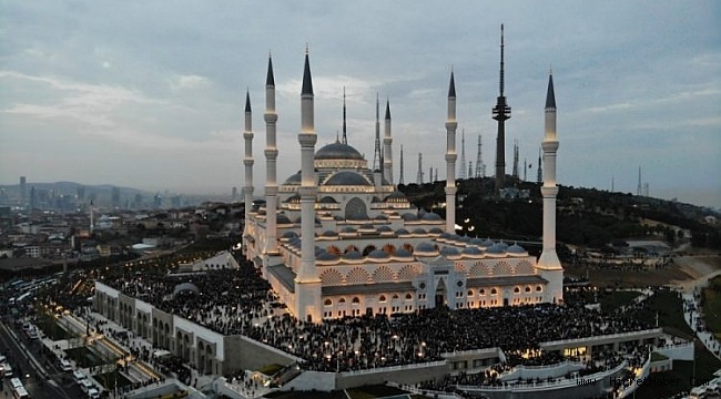 bu sabah turkiye nin en buyuk camii nde tarihi bir kalabalik yasandi islam http www hicrethaber com