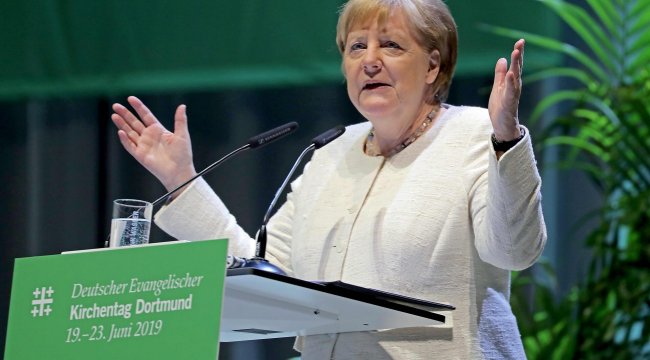 Merkel'den kamu kurumlarına uyarı