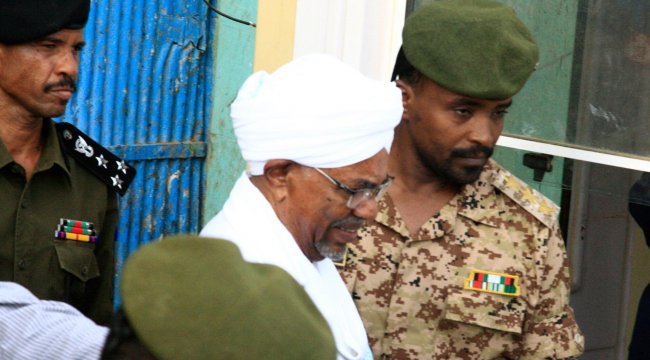 Sudan'ın devrik lideri Beşir darbeden sonra ilk kez görüntülendi