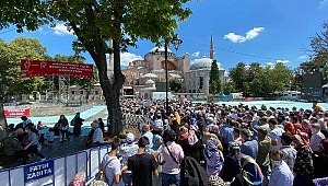 Ayasofya Camii'ne ziyaretçi akını devam ediyor