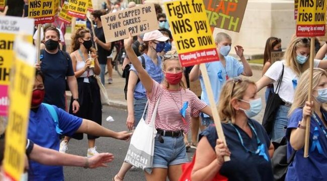 Londra'da hemşireler ve sağlık çalışanlarından protesto eylemi
