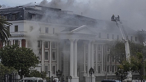Güney Afrika'da parlamento binasında yeniden yangın çıktı