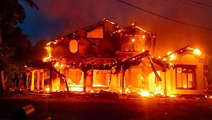 Sri Lanka’dan inanılmaz görüntüler! Başbakanın evini yaktılar