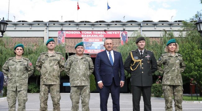 Bakan Çavuşoğlu, Kosova Türk Temsil Heyeti Başkanlığı’nı ziyaret etti