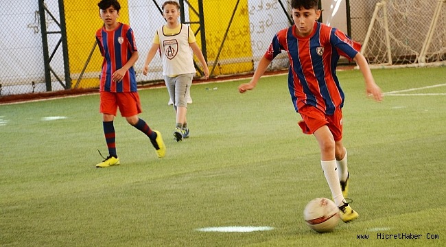 Geleceğin futbol yıldızları Küçükçekmece Altınordu Futbol Okulu 'nda yetişiyor
