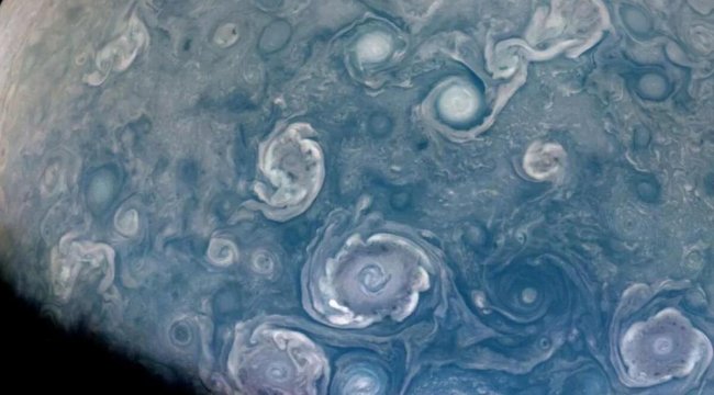 NASA, Jüpiter'de çıkan dev girdapları görüntüledi