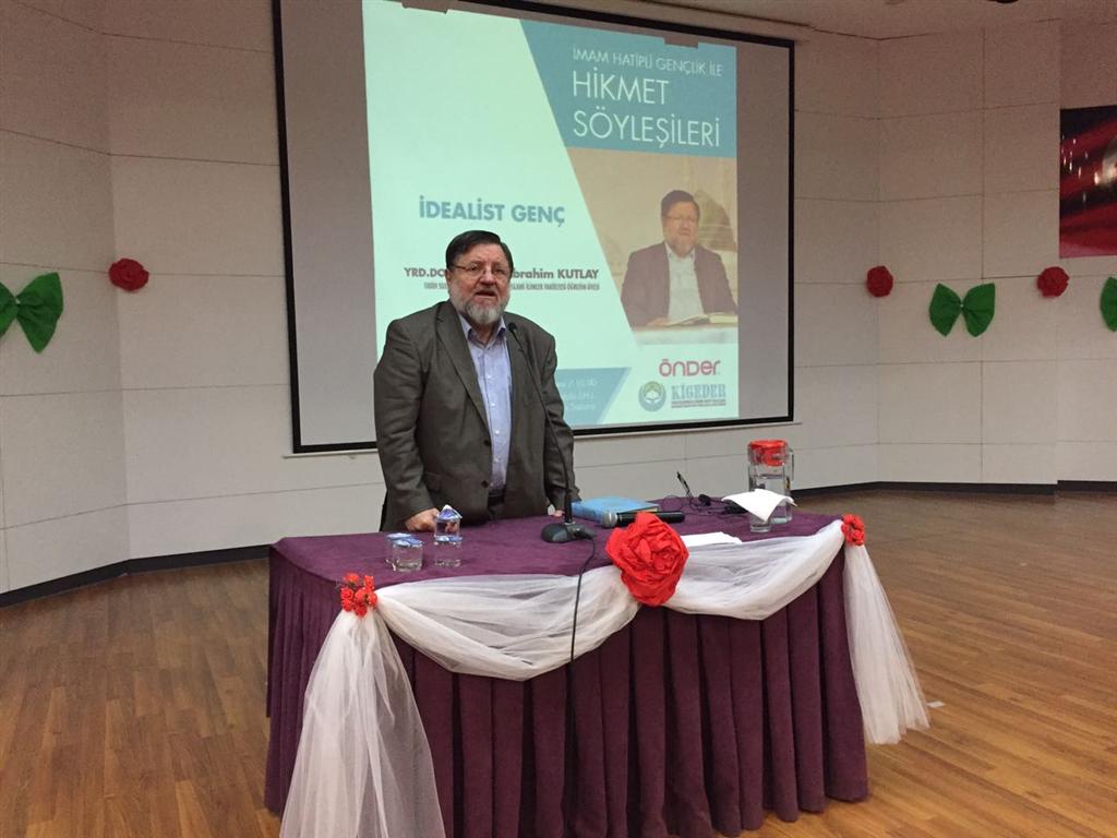 İmam Hatipli Genç İdealinin, hayallerinin peşinden koşan gençtir. 