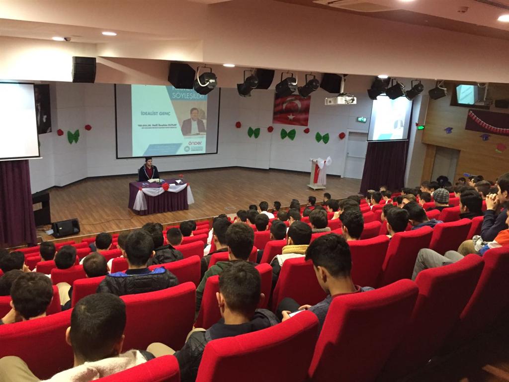 İmam Hatipli Genç İdealinin, hayallerinin peşinden koşan gençtir. 