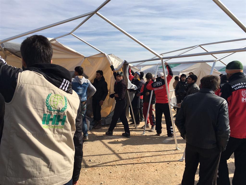 İHH’dan sınırda geçici konaklama merkezi kurdu