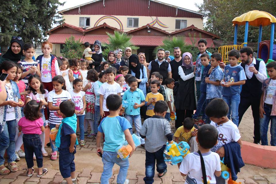 Fetih 1453, Anda Kardeşe Vefa Derneği ve Bir damla umut derneği Hatay'da Suriyeli sığınmacıları unutmuyor
