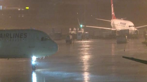 İstanbul'da şiddetli yağış hava trafiğini olumsuz etkiliyor