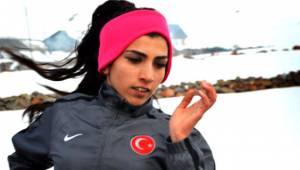 18 Yaşındaki Milli Atlet,  Hayvanlara Bakıp Garsonluk Yapıyor