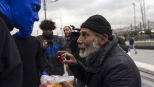 Blue Man Group Eminönü'nde Halkı Şaşırttı