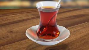 Sıcak Çay İçerken Dikkat