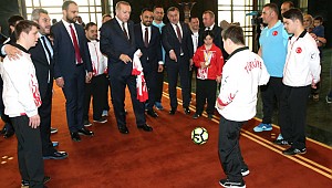 Cumhurbaşkanı Down Sendromlu Milli'leri Ağarladı