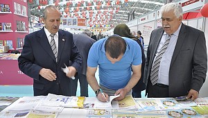 Engelli Yazar Talip KAYA Kitap Fuarında Kitabını İmzaladı.