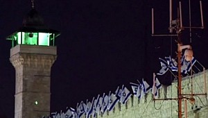 İsrail bayrağı asıp ezana engel oldular