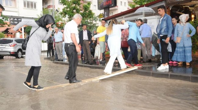 Niğde'de sağanak, hayatı olumsuz etkiledi
