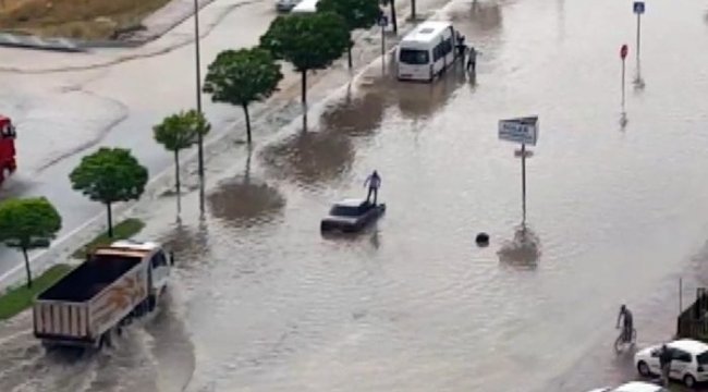 Yol Göle Dönünce Otomobilinin Üzerine Çıktı