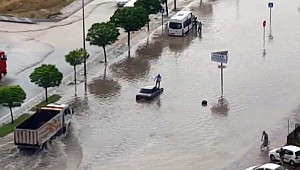 Yol Göle Dönünce Otomobilinin Üzerine Çıktı
