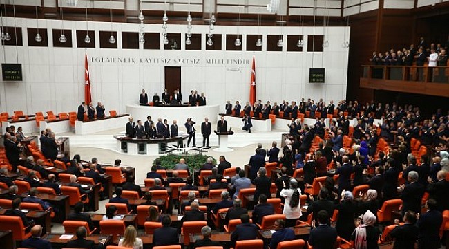 CHP, HDP VE İP'LİLER AYAĞA KALKMAYARAK %52.6 MİLLET SAYGISIZLIK ETTİLER