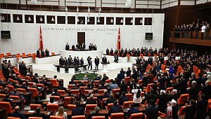 CHP, HDP VE İP'LİLER AYAĞA KALKMAYARAK %52.6 MİLLET SAYGISIZLIK ETTİLER