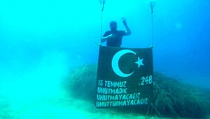 Engelli rekortmen Esmeray, 15 Temmuz şehitleri için daldı