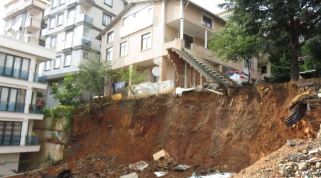 Sancaktepe'de toprak kayması: 3 katlı bina boşaltıldı