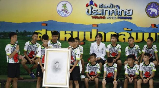 Taylandlı Futbol Ekibi İlk Defa Kameralar Karşısında