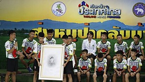 Taylandlı Futbol Ekibi İlk Defa Kameralar Karşısında