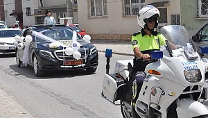Valinin makam aracı, şehit polisin çocuğu için sünnet arabası oldu