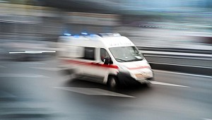 3 tekerlekli motosiklet ile otomobil çarpıştı: 10 yaralı