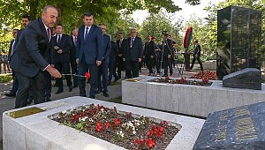 Bakan Çavuşoğlu ve büyükelçiler Anıtkabir'de