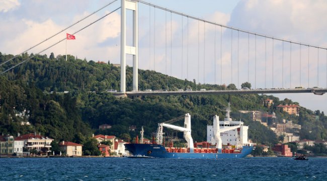 Boğaz'dan 6 yıl sonra Suriye gemisi geçti