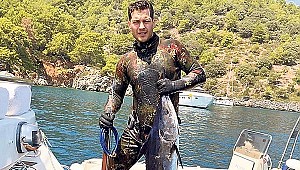 Çağatay Ulusoy, bayramın ilk gününü balık tutarak geçirdi.