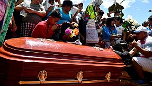 Cenaze töreninde yedikleri yemekten öldüler