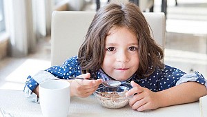 Çocuğunuza zorla yemek yedirmeyin