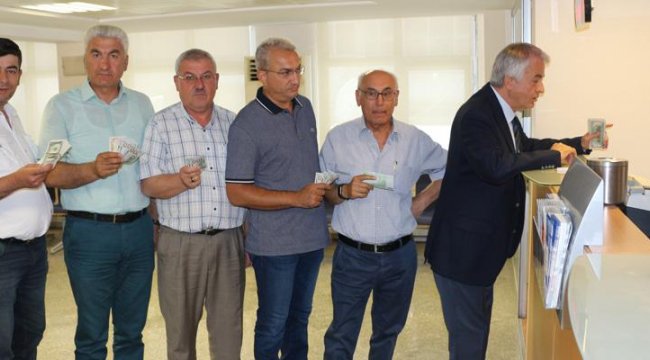 Dolar bozdurmak için kuyruğa girdiler