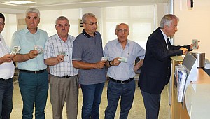 Dolar bozdurmak için kuyruğa girdiler