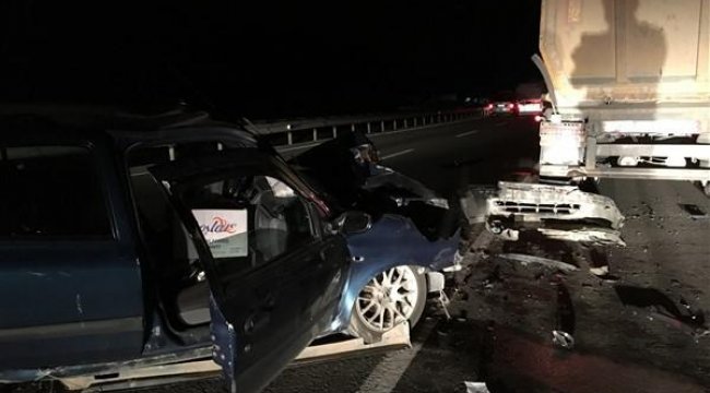 Emniyet şeridinde duran TIR'a çarptı
