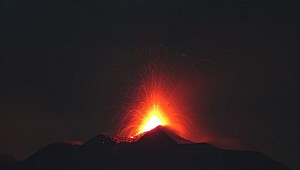 Etna Yanardağı Korkutuyor