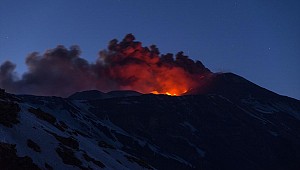 Etna Yanardağı yeniden faaliyete geçti 