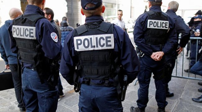 Fransa'da polis şiddeti: Bar sahibine ayağını öptürdü