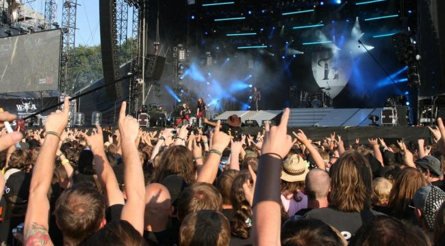 Huzurevinden kaçan iki yaşlı konserde bulundu