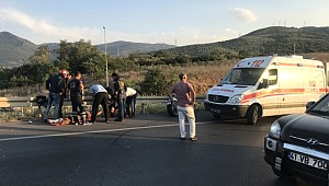 Lastiği Patlayan Motosiklet Otomobile Çarptı