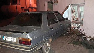 Malkara'da otomobil eve girdi: 1 yaralı