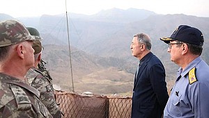 Milli Savunma Bakanı Akar bayram namazını Aktütün'de kıldı