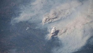 NASA uzaydan görüntüledi, California eyalet tarihinin en büyük yangınıyla mücadele ediyor