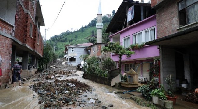 Sel Rize'yi vurdu! Masur kalanlar kurtarıldı, köy yolları ulaşıma kapandı